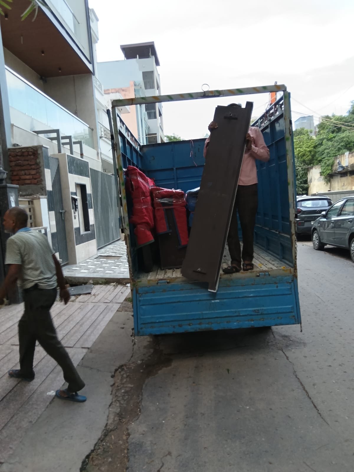 Transportation vehicle for household shifting